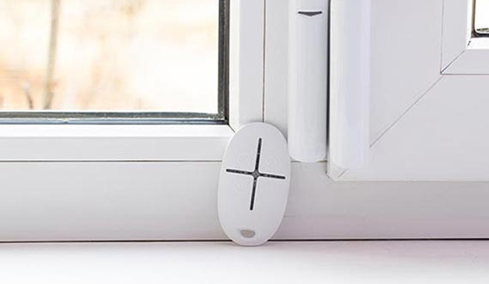 Installed windows and door contacts device